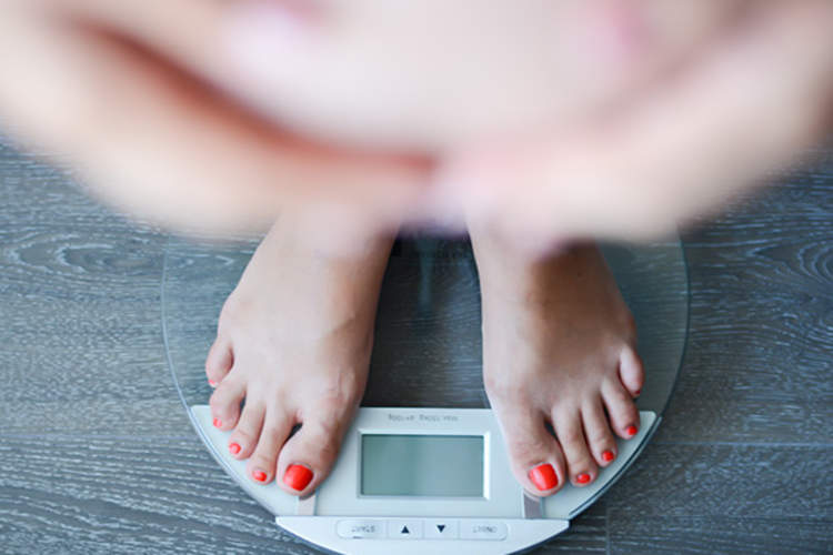 女人低头看着规模第一人称视角