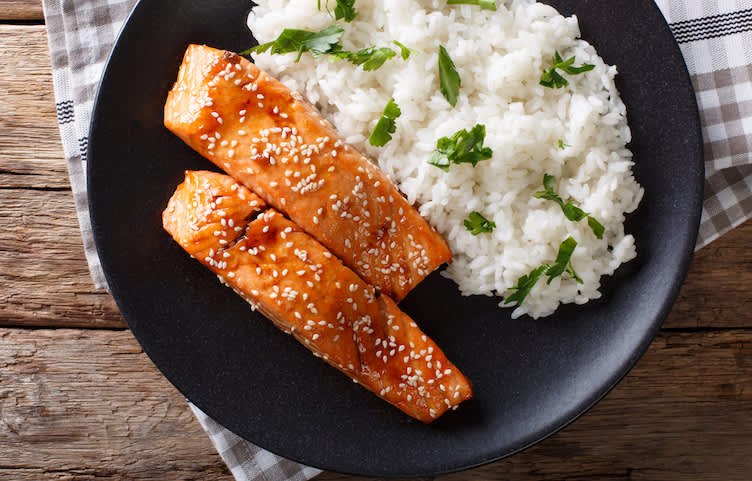 蜂蜜三文鱼配米饭。
