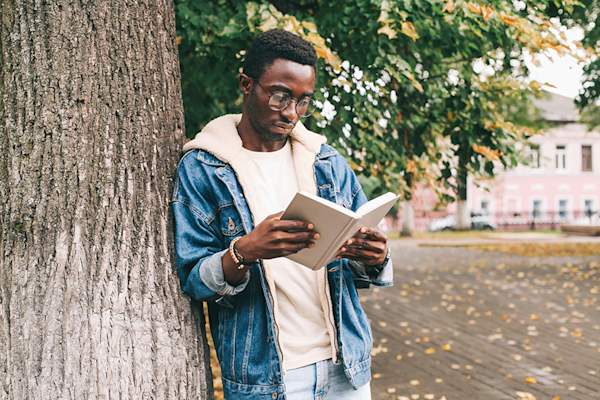 人读一本书,一棵树