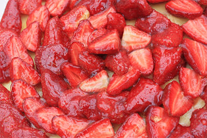 糖浆草莓片。