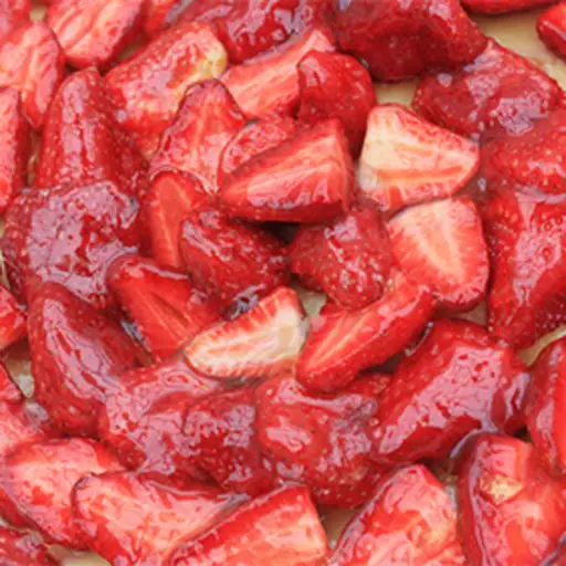 糖浆拌草莓片。