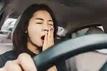 女人打呵欠的汽车方向盘