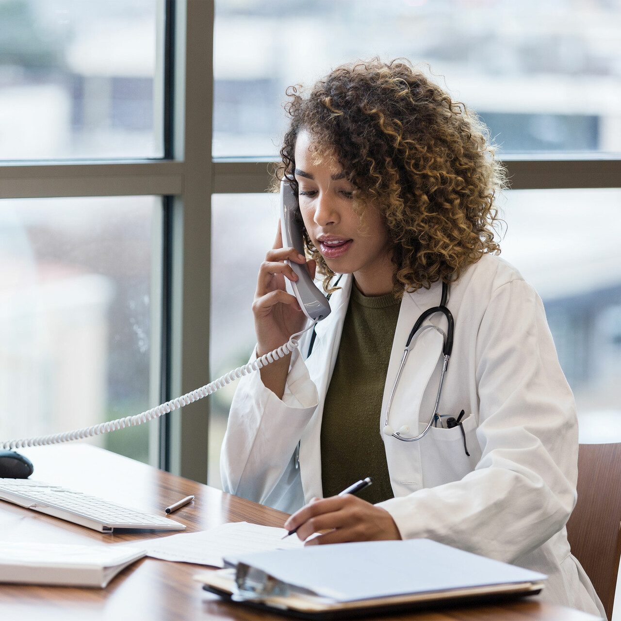 医生让她电话在桌子上