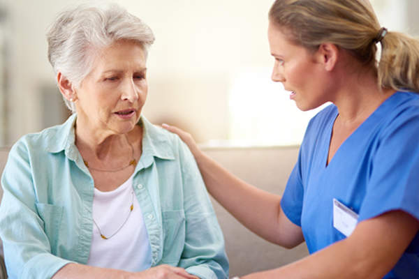 成年女儿与痴呆母亲形象。