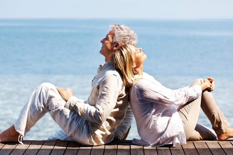 丈夫和妻子享受对方公司的码头。