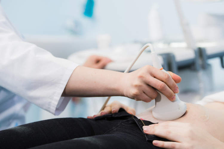 接受超声波检查的妇女。