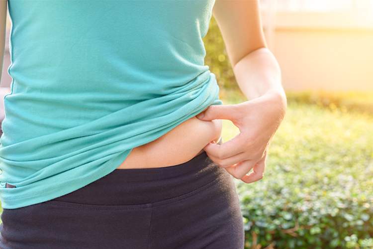 女人的腹部脂肪。