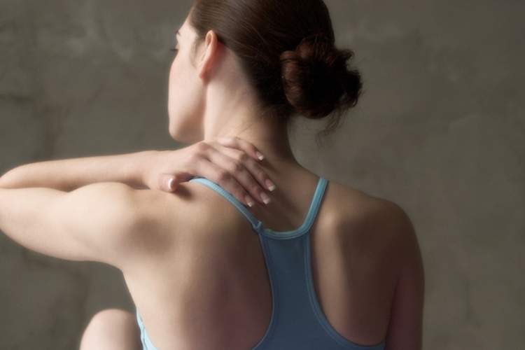 年轻女子揉她的脖子