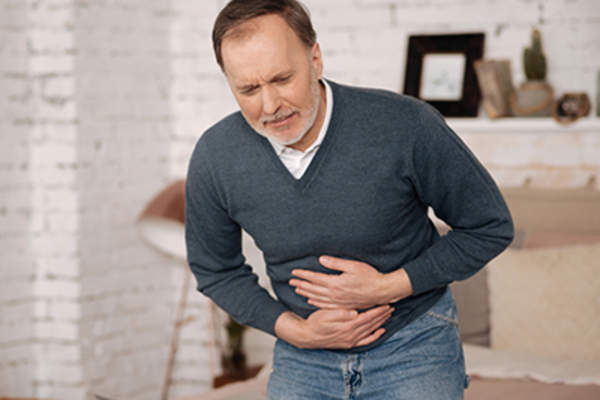 有严重腹痛的男人。