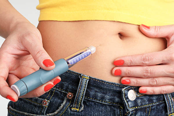 女人在胃里注射药物。