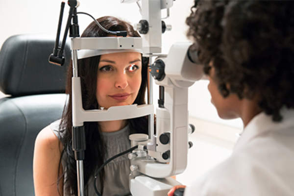 年轻女子正在做眼睛检查。