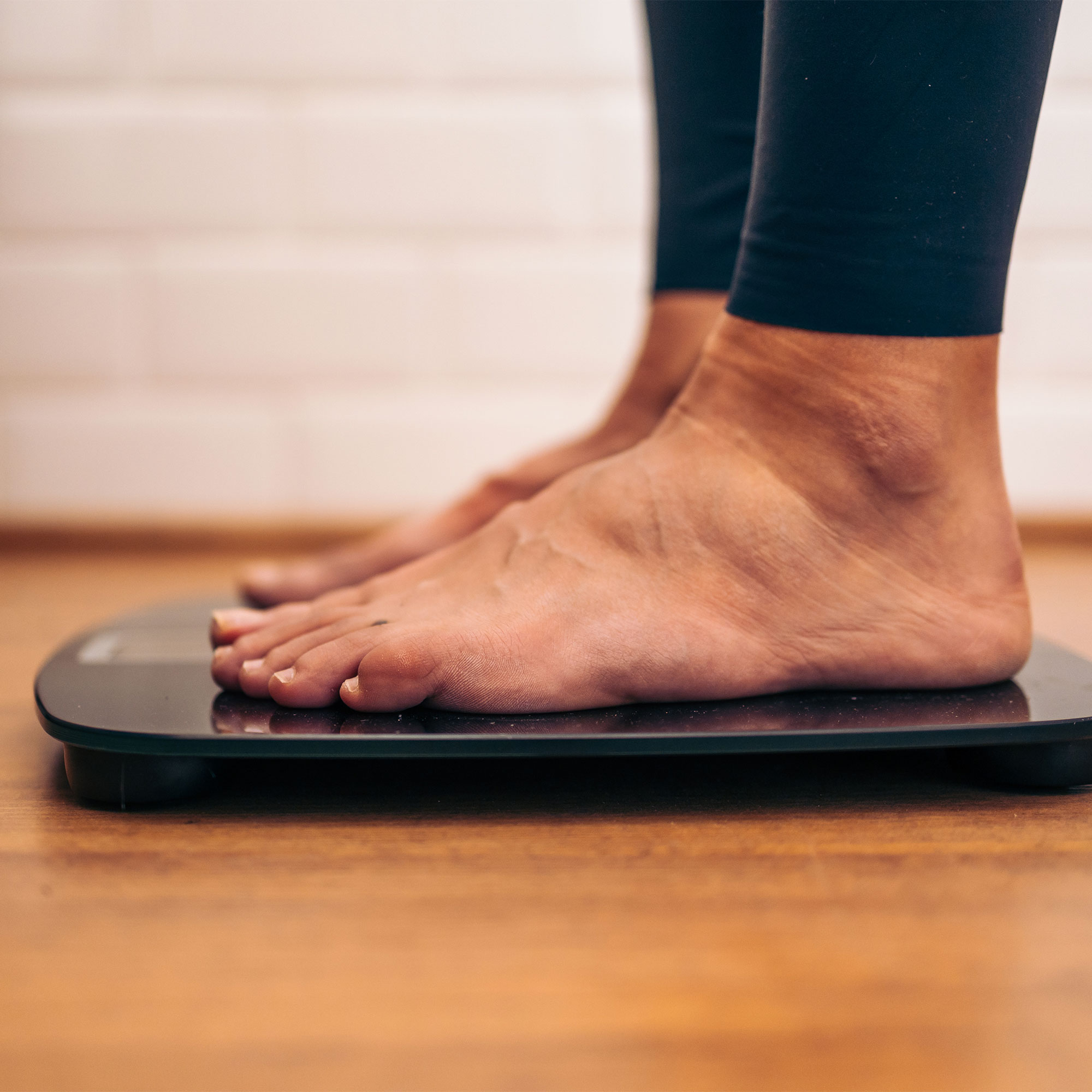 一个女人站在秤上的画面