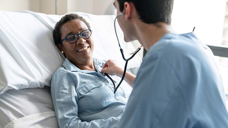 护士正在检查住院病人的呼吸。