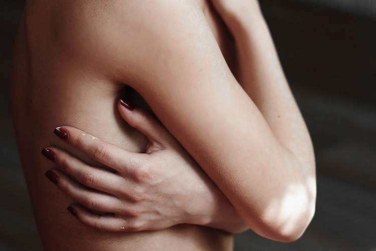 手臂在胸前的女人