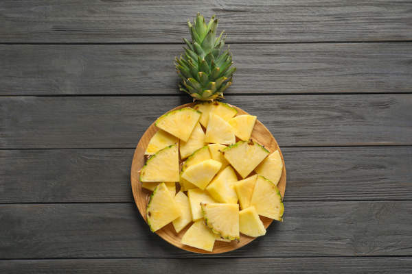 菠萝切成圆盘状。
