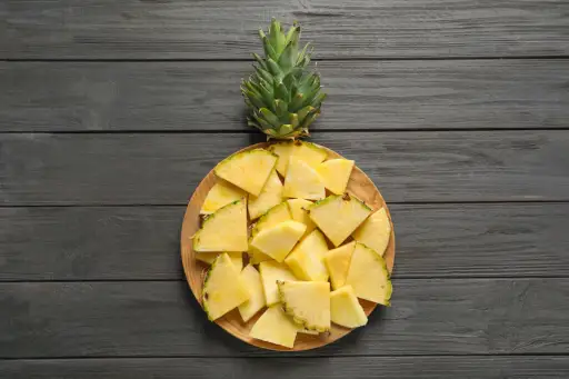 菠萝切块放在圆盘上。