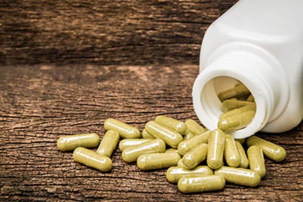 草药胶囊溢出瓶子