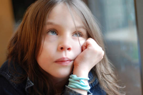 女孩避免眼神接触。