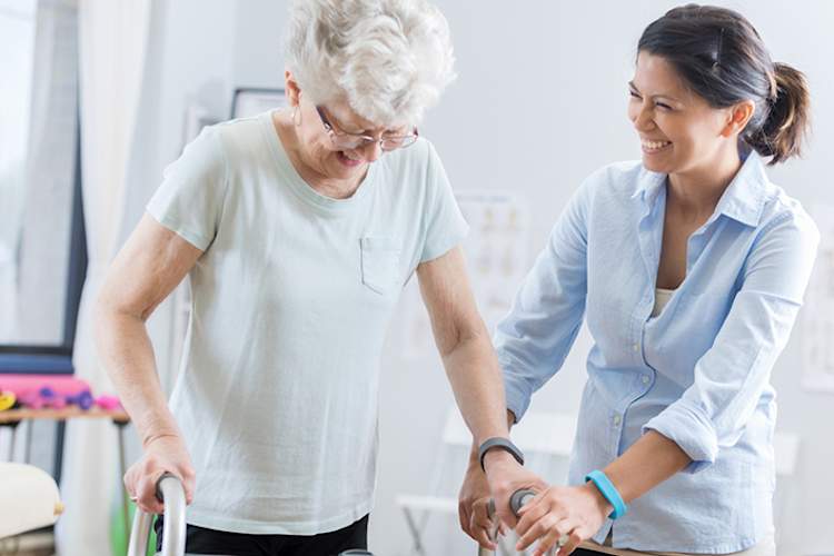 女性在中风康复。