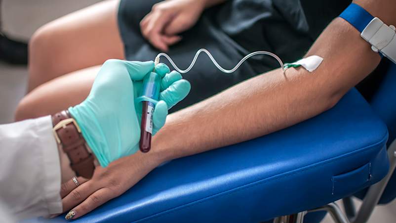 在实验室验血。