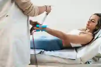 一个女人在手腕上接受数十个疗法