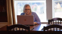Michele Tschirhart使用笔记本电脑。