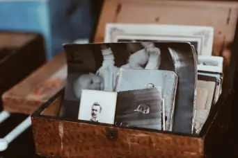 一盒家庭旧照片
