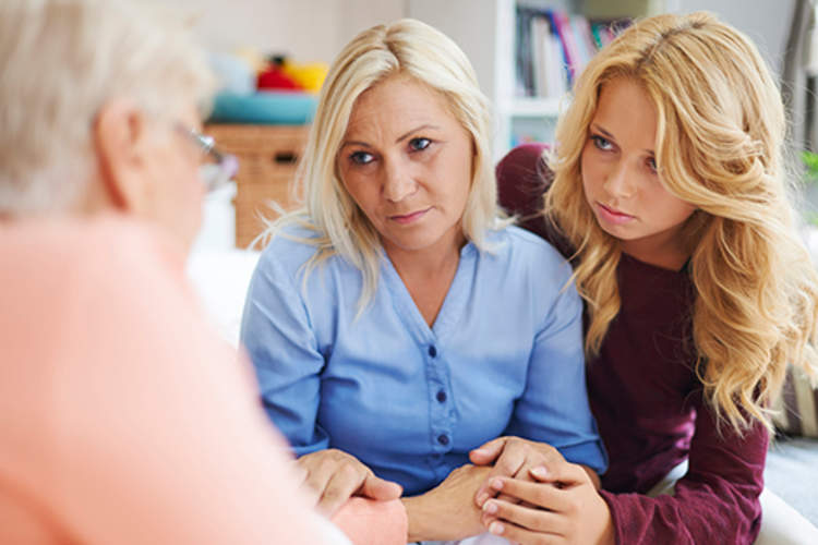 妇女讨论家庭健康史和慢性疼痛。