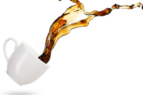 咖啡杯咖啡被抛出的出来。