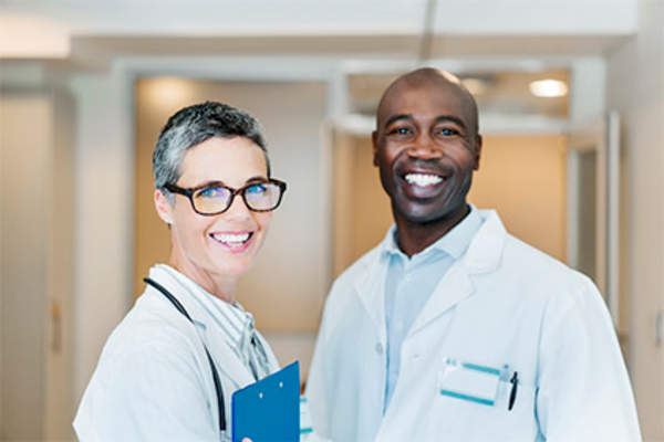 微笑的男医生和女医生在医院。