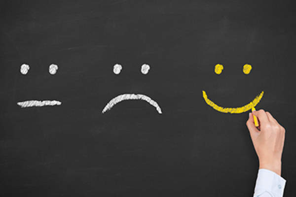 画快乐和悲伤的脸。