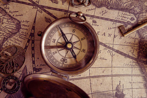 地图上的指南针,导航概念。