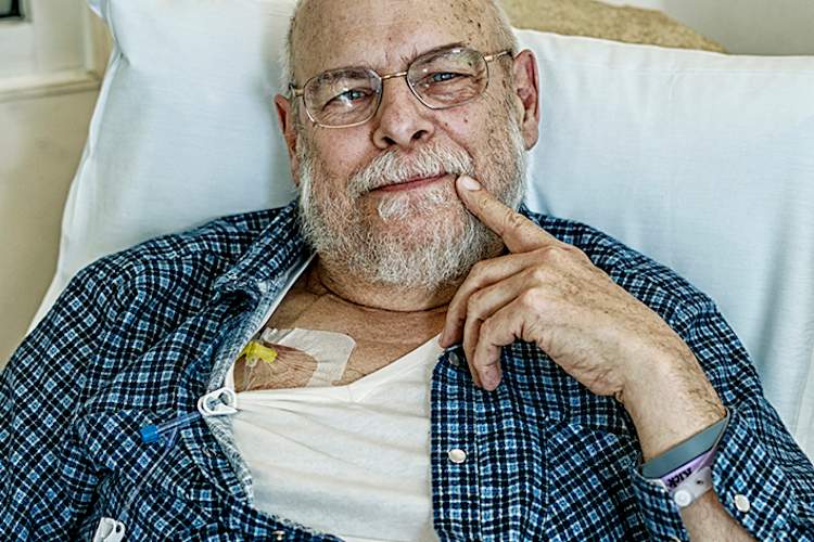 老人正在接受化疗。