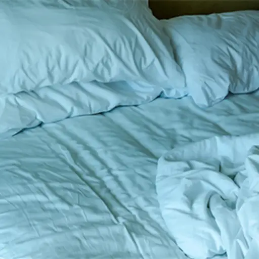 宇宙床与蓝色床单和老床垫。