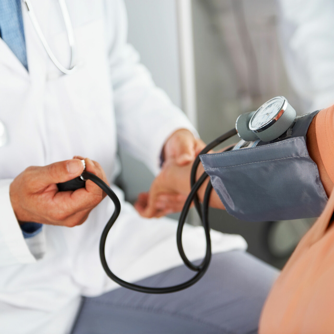 医生检查病人的血压
