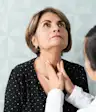 检查甲状腺的医生