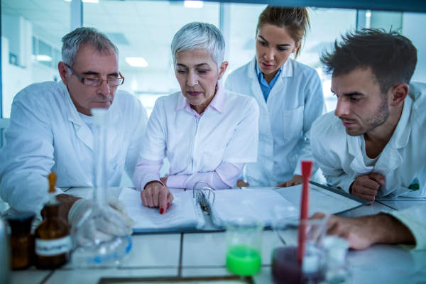 一组科学家在实验室里阅读科学数据。