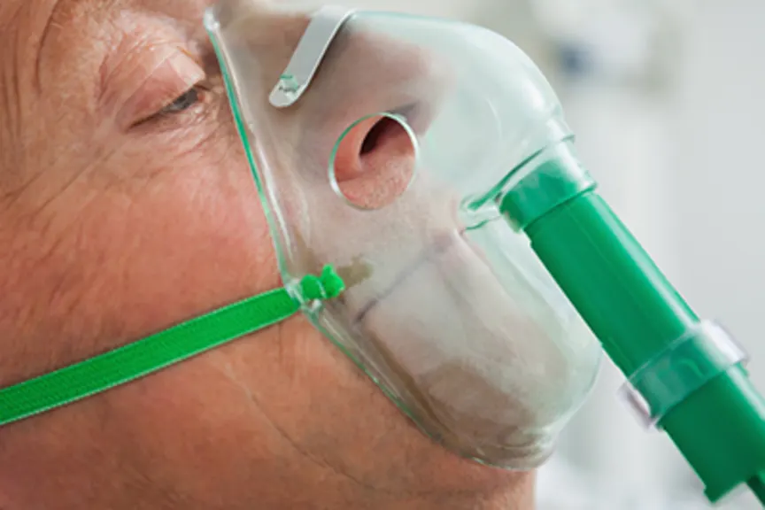 男人戴着氧气面罩。