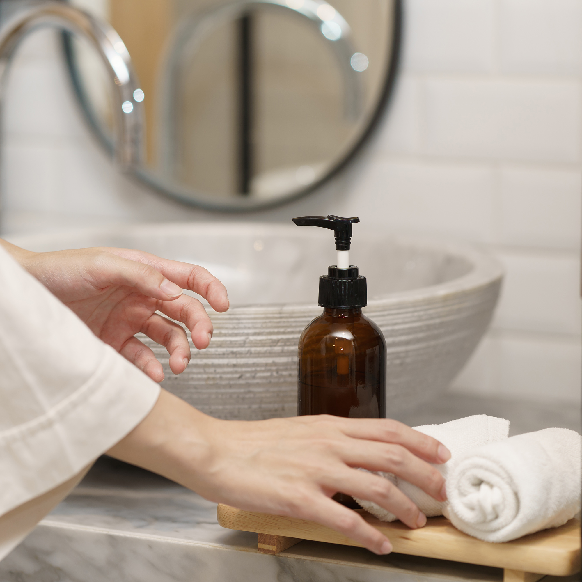 浴室洗手池内的手扶毛巾