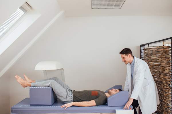 男性患者准备进行骨骼扫描。