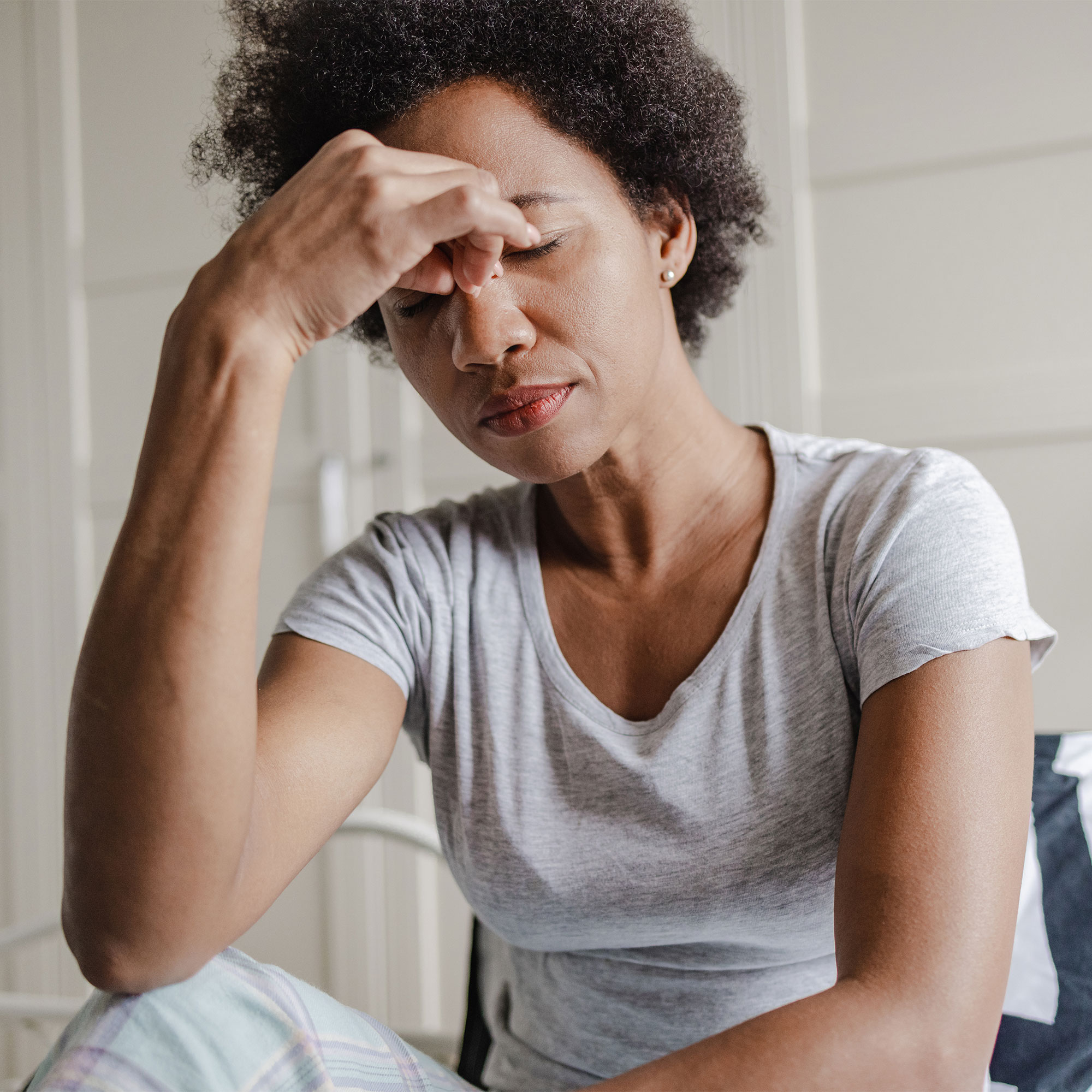 一个疲惫的女人摸着自己的脸