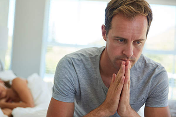 男人在床上看起来很紧张