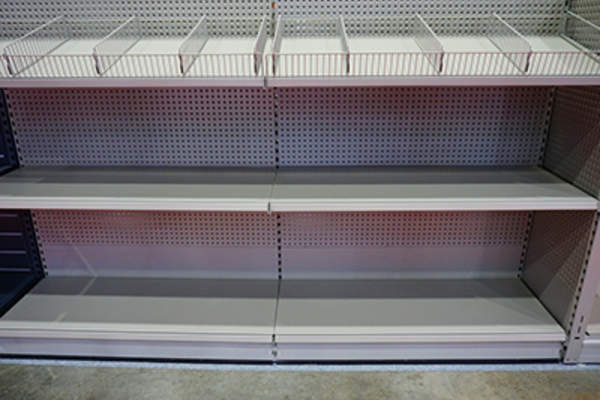 空商店的货架上。