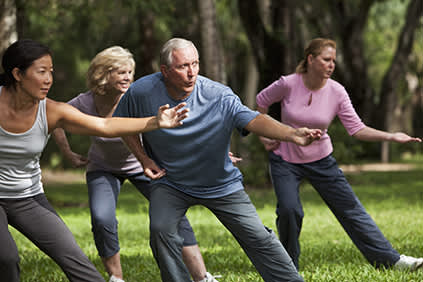 老年人通过练习太极来提高平衡感。