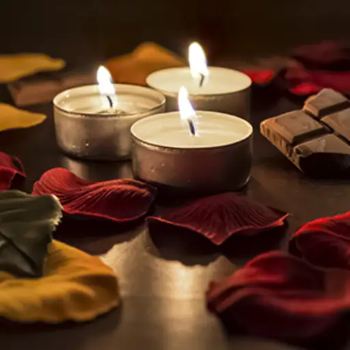 浪漫的蜡烛、玫瑰花瓣和巧克力。