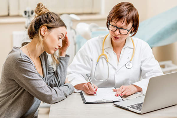 年轻女子和她说话的妇科医生。