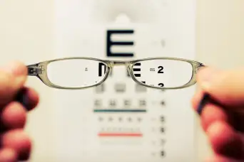 眼镜和模糊的视力表