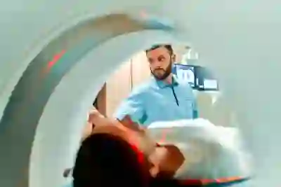 一个病人在做核磁共振