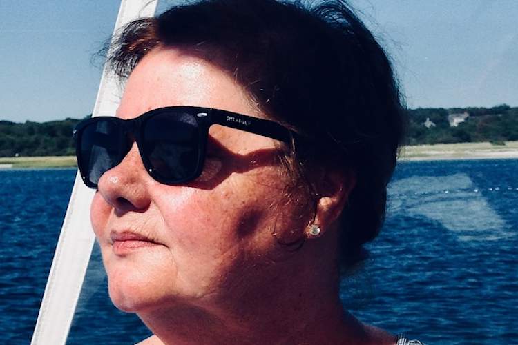 辛西娅金塞拉在船上