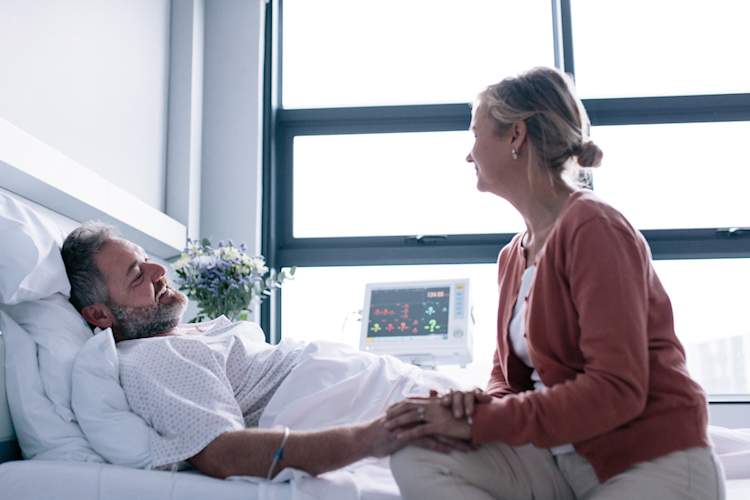 在医院的探望丈夫。